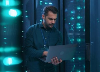 Smart Hands Technician: When Should You Hire A Contractor To Handle Your IT Infrastructure