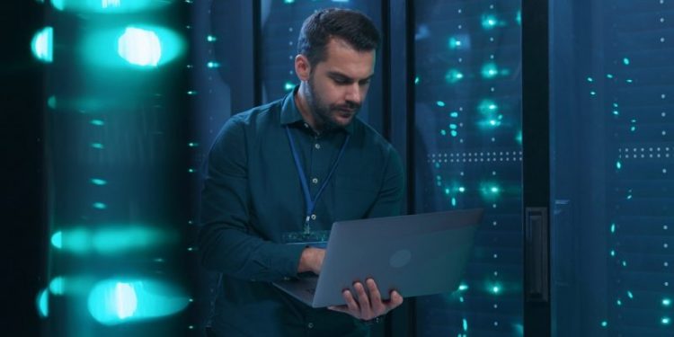 Smart Hands Technician: When Should You Hire A Contractor To Handle Your IT Infrastructure