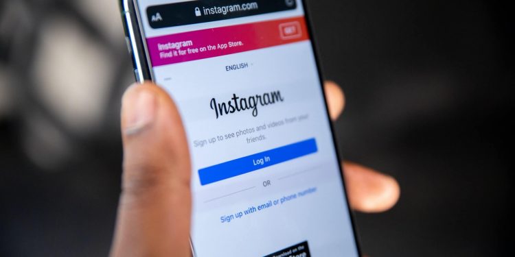 The Benefits & Downsides of Purchasing Instagram Followers