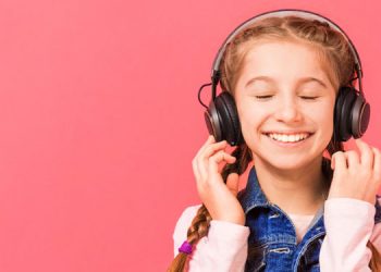 kids with headphone-